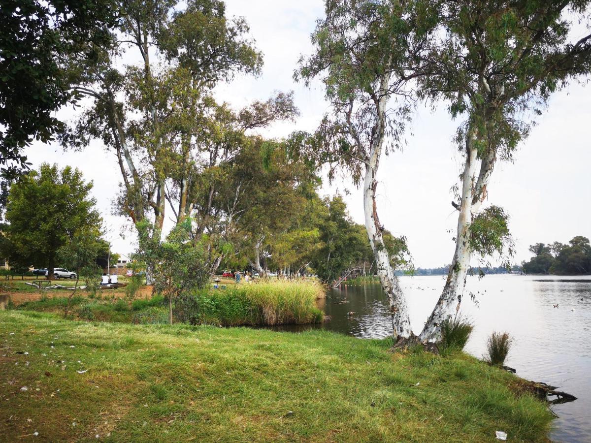 Southy Inn By The Lake เบโนนิ ภายนอก รูปภาพ
