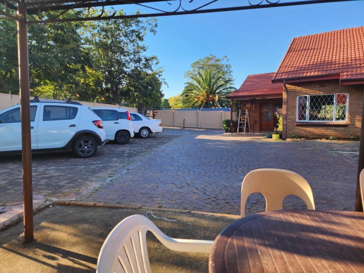 Southy Inn By The Lake เบโนนิ ภายนอก รูปภาพ