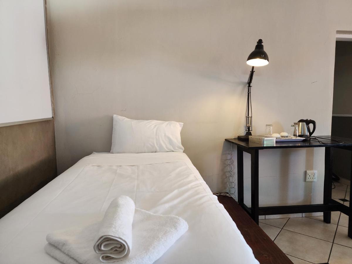 Southy Inn By The Lake เบโนนิ ภายนอก รูปภาพ